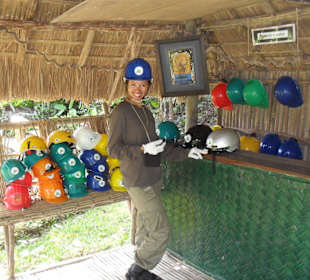 Schutzhelme sind Vorschrift, hier ist die Ausgabe