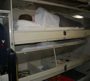 Beengtes Schlafen bei 4500 Menschen