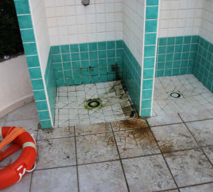 Ekel Dusche am Pool