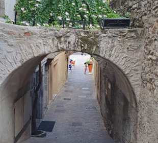 Durchgang mit Bepflanzung oberhalb