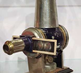 Historischer Projektor im Spielzeugmuseum