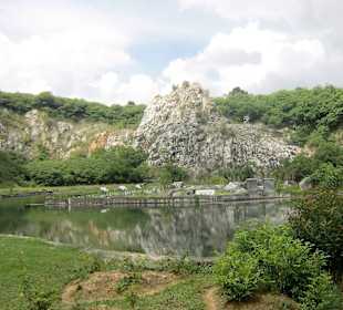 Angelegter Teich vor dem Berg