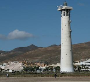 Leuchtturm ( links daneben das Hotel )