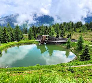 Begehbare Holzskulptur über den See
