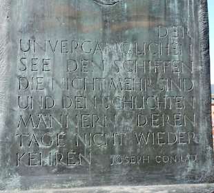 Inschrift am Sockel des Denkmals 