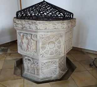 Das Taufbecken aus Sandstein von 1560