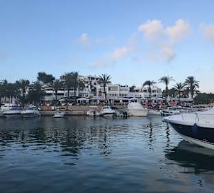 Hafen von Cala d 'Or mit vielen Gaststätten