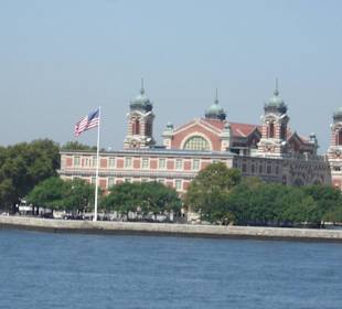 Ellis Island bei der Überfahrt
