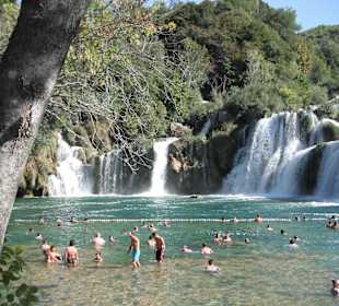 Plage aménagée au pied des chutes de Krka