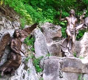 Bronzene Figuren auf dem Weg