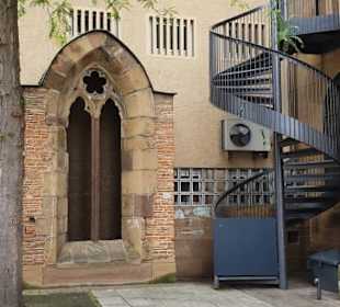 Die Rückseite mit Wendeltreppe