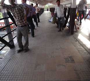 Auf der Brücke zu den Bahnsteigen