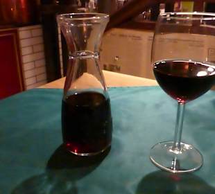 Zum Abendessen einen Rotwein genießen