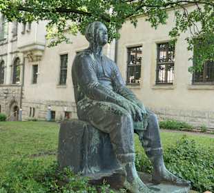 „Lesender Arbeiter“ beim Kulturhistorischen Museum