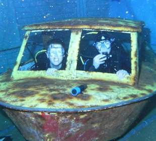 Wrack in einem Becken