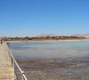 Blick vom Steg auf den Strand