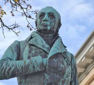 Ansichten des Peter-Friedrich-Ludwig Denkmals