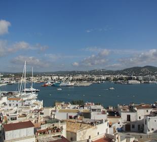 Blick auf den Hafen von Ibiza Stadt