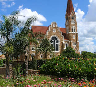 Blick vom Parlamentsgarten auf die Kirche