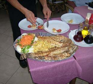 Das Anrichten des Bestellten Fisch's im "The End"