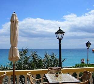 Terrasse mit Blick aufs Meer