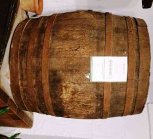Gefüllte Weinfässer