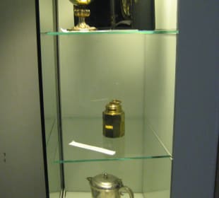 Im Eingangsbereich / Vitrine hinter dem Altar