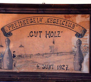 Intakte Holzkegelbahn