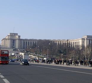 Aussenansicht von der Brücke vorm Eiffelturm