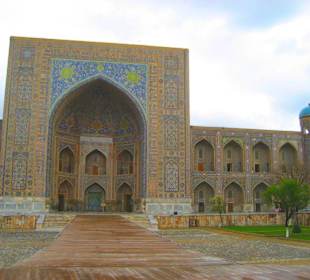 Breite symmetrische Fassade