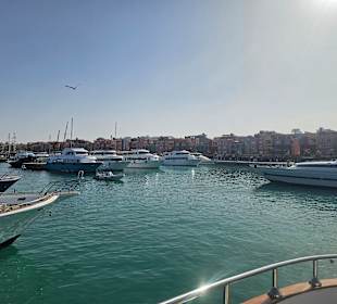 Aussicht vom Boot im Hafen