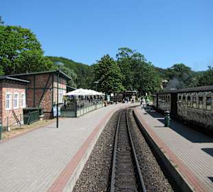 Bahnsteig und Restaurant