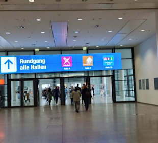Gute Ausschilderung zu den Hallen