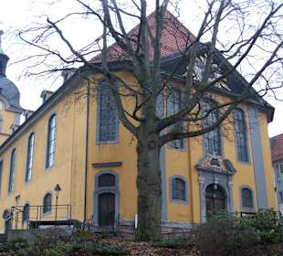 Restaurierte Kirche neben der Fussgängererzone in Suhl