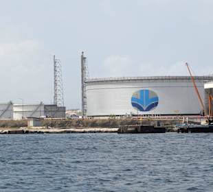 Blick auf das Tanklager der Raffinerie