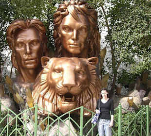 Secret Garden Las Vegas Statue