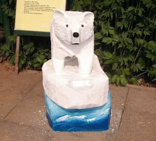 Eisbärfigur im Dahliengarten