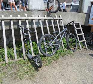 Mountainbike und Roller werden auch ausgeliehen