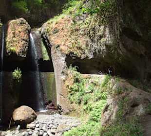Jetzt geht es hinter die Wasserfälle