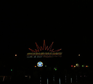 Logo der Sunshine Bar bei Nacht