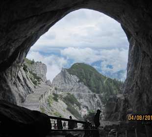 Vom Eingang der Höhle ins Tal