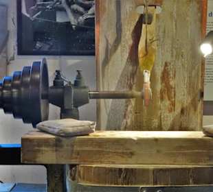 In der Schleiferei der Glashütte Gernheim