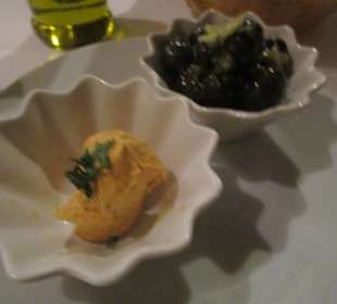 Oliven, Tomatenbutter & hausgebackenes Brot