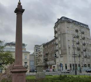 Platz der drei Kreuze mit einer der beiden Säulen