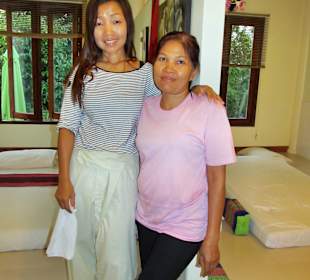 Dala (links) und eine ihrer Masseurinnen