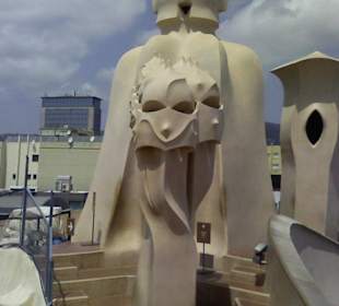 Il tetto dell'edificio con le sue sculture