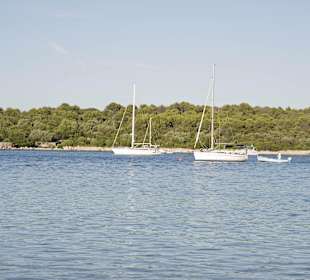 2 Yachten haben an den Bojen angelegt