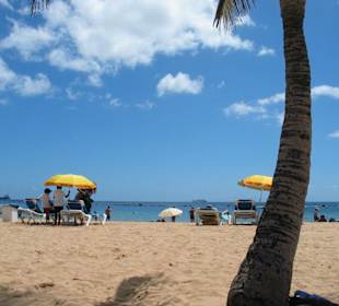 Blick aufs Wasser vom Strand