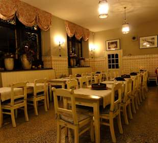 Blick in den abendlichen Gastraum der Schlossküche