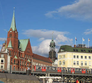 U-Bahn vor schwedischer Kirche und dem 'Michel'